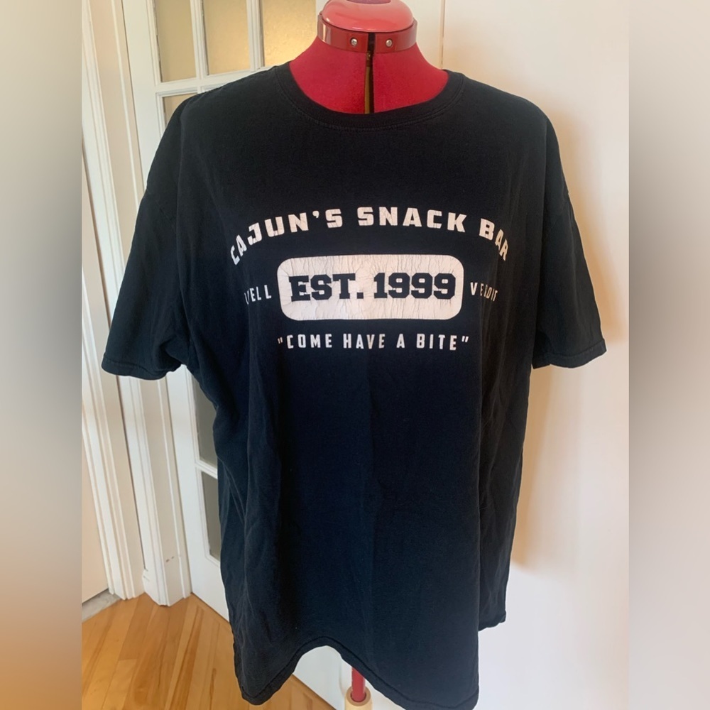⭐️ 5 for 20$! ⭐️ Cajun Snack Bar Black T-shirt with White Logo - Picture 2 of 6